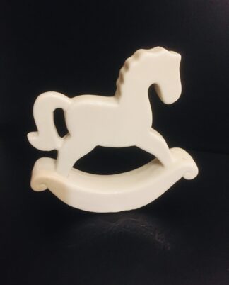 Gyngehest i porcelæn.