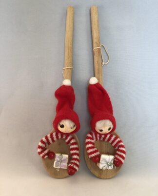 Nisser på træskeer.