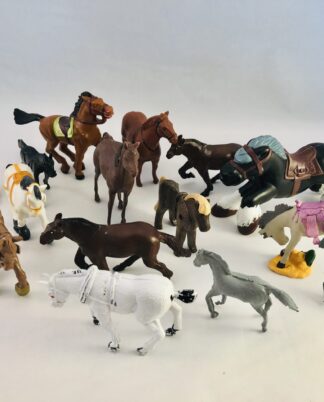 Mange forskellige hestefigurer.