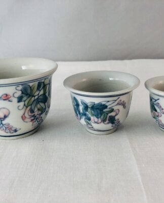 3 små urtepotter.