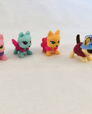 4 små hunde figurer.