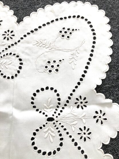 Broderet pynte linned. - Billede 2