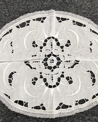 Oval broderet lysedug.