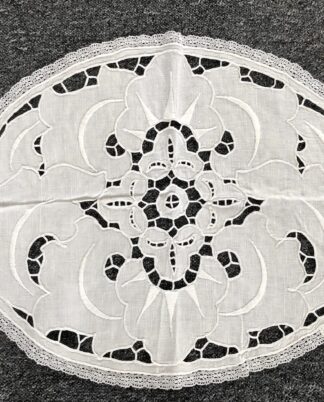 Oval broderet lysedug.