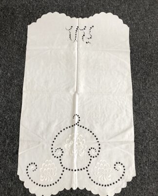 Broderet pynte linned.