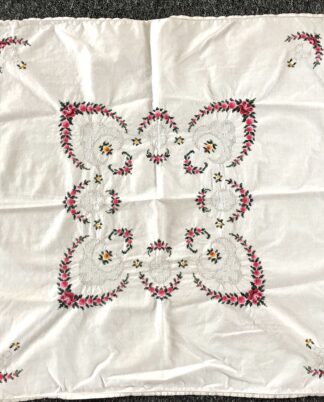 Håndbroderet dug.
