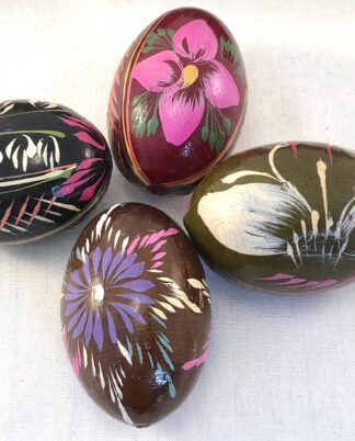 4 håndmalede trææg.