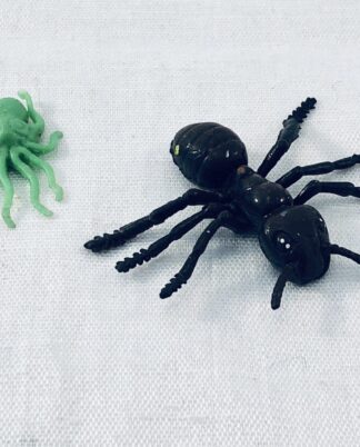 Små plastikdyr – blæksprutte og myre.