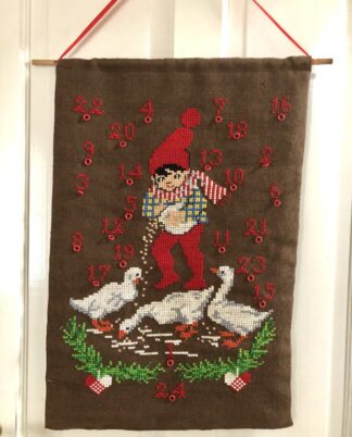 Håndbroderet pakkekalender.