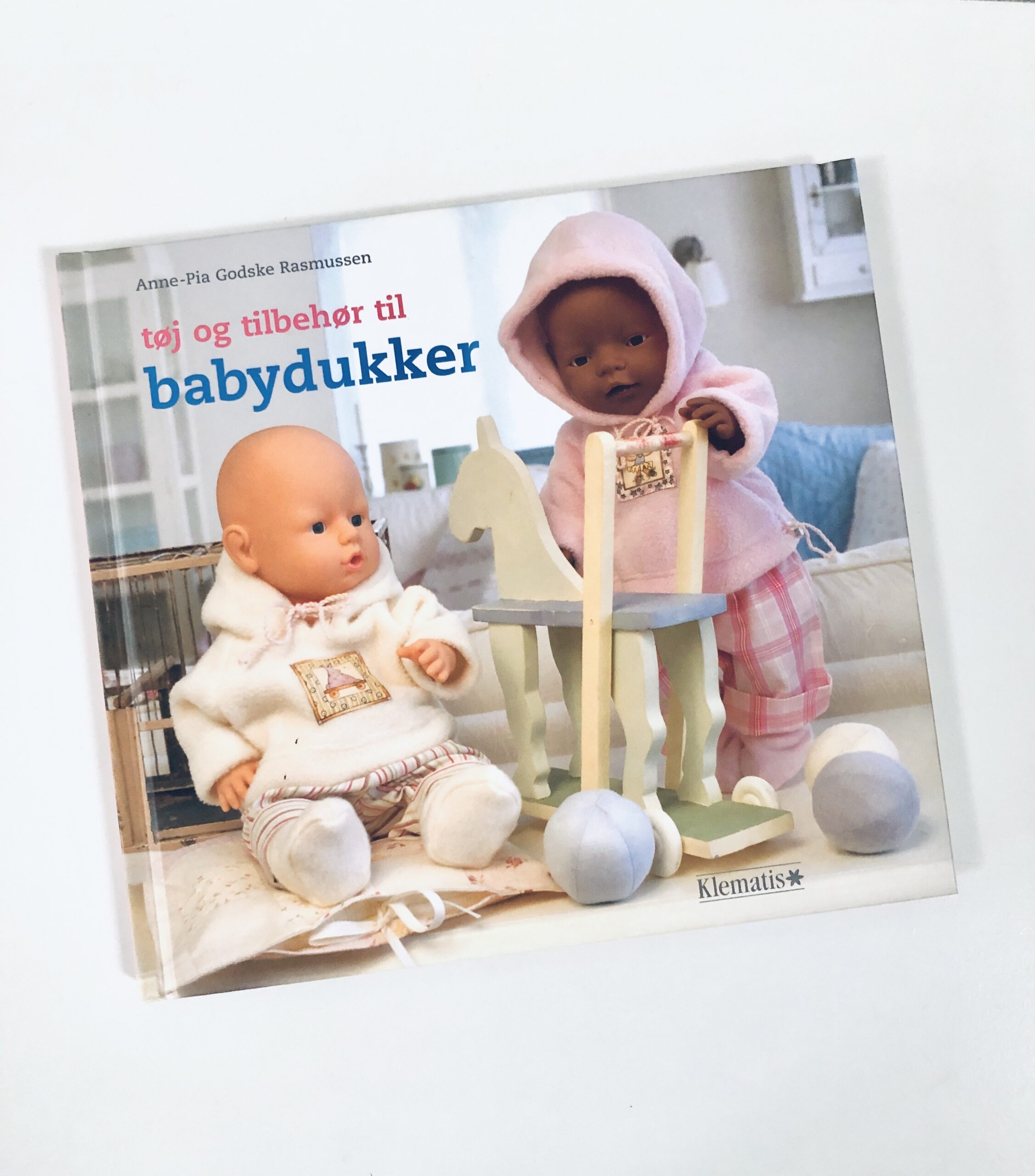 "Tøj og tilbehør til babydukker"