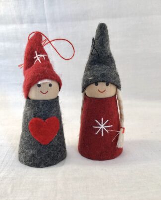 2 små julefigurer.