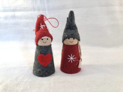 2 små julefigurer.