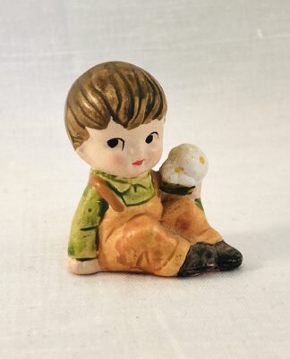 Lille drengefigur.