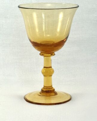 Ravfarvet likørglas.