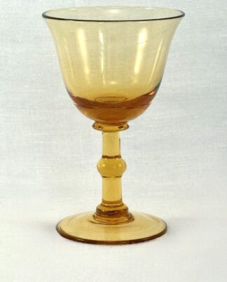 Ravfarvet likørglas.