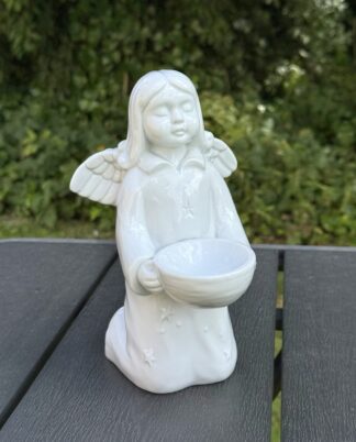 Knælende engel i porcelæn.