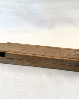 Gammelt træ-penalhus.