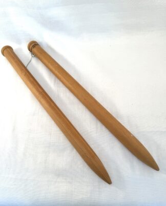 Store strikkepinde i træ.