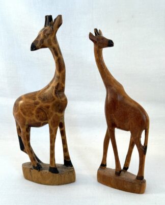 2 håndskårne træfigurer – giraffer.