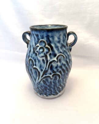 Keramikvase med blomsterrelief.