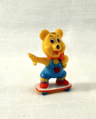 Bamse figur på skateboard.