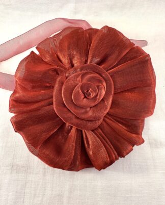 Stor dekorativ stofblomst