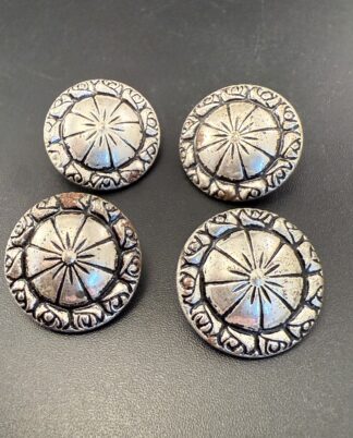 4 metalknapper.