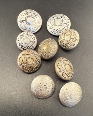9 metalknapper.