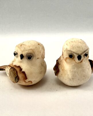 2 små fuglefigurer.