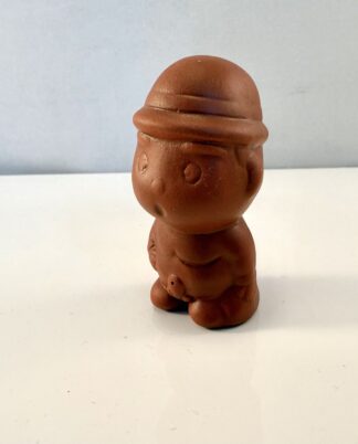 Figur – tissende dreng.