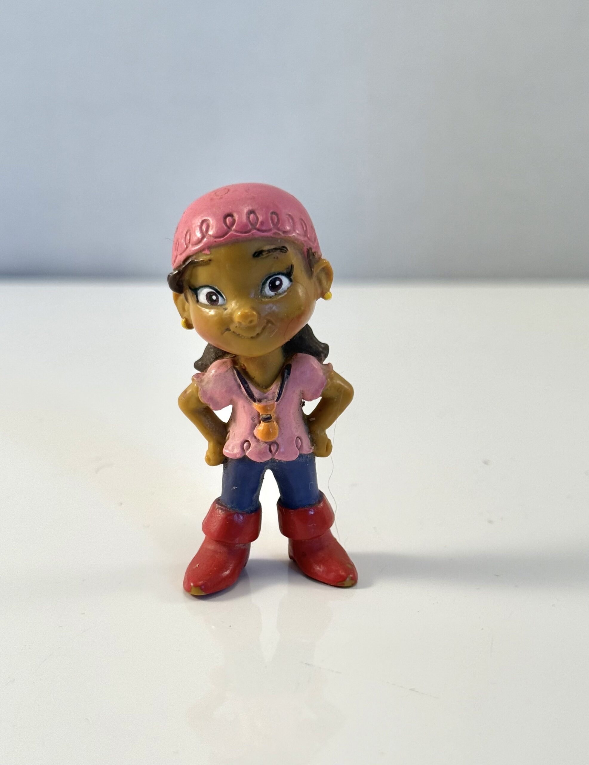 Disney Izzy figur – Jake and the Never Land Pirates – Bully.
