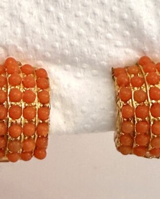 Vintage clipsøreringe – orange perler.